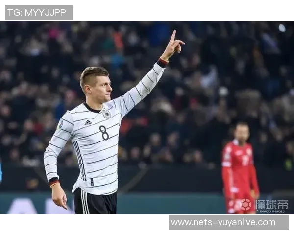 克罗斯:从足球场上的中场大师到全球球迷心中的传奇偶像 克罗斯:从足球场上的中场大师到全球球迷心中的传奇偶像